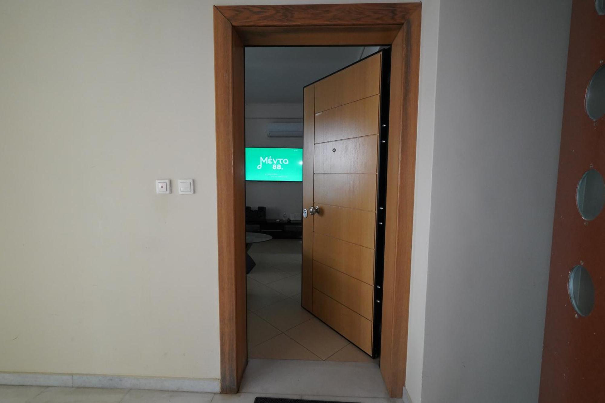 Garden Apartment Next To The Mall -Private Parking アテネ エクステリア 写真