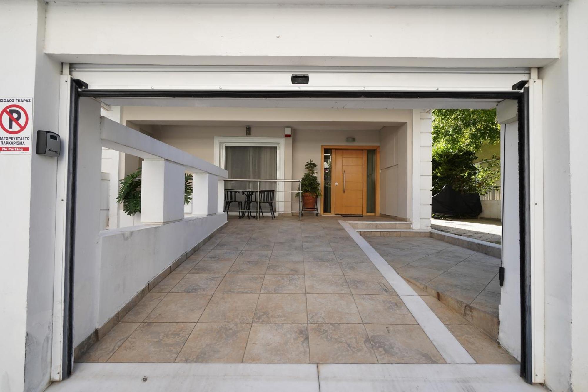 Garden Apartment Next To The Mall -Private Parking アテネ エクステリア 写真