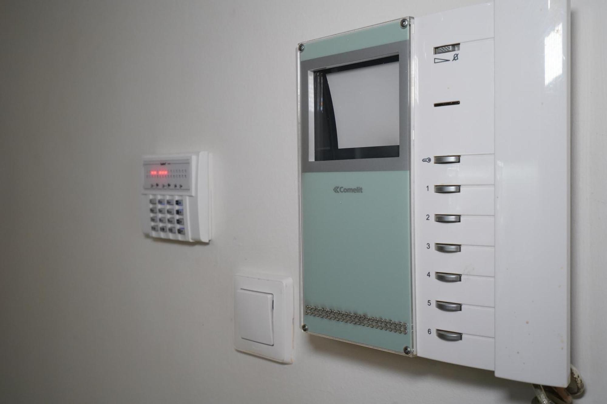 Garden Apartment Next To The Mall -Private Parking アテネ エクステリア 写真